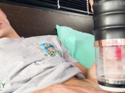 Mi hermanastro quiere que lo ayude a masturbarse con un juguete sexual nuevo 3/16