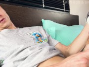 Mi hermanastro quiere que lo ayude a masturbarse con un juguete sexual nuevo