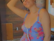 Hot lil thang in the kitchen 14/16