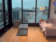 La encuentro desnuda en el sofá y termino llenándola de semen / LuenOk x Sol Peterson 1/16