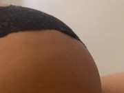 Se monta en mi verga después de ponérmela dura