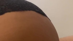 Se monta en mi verga después de ponérmela dura