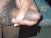 Placer arriesgado de un joven masturbándose su gran polla – no te antojes 4/16