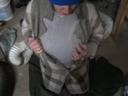 Une fille sans-abri à Marseille laisse son client éjaculer dans sa bouche 1/16