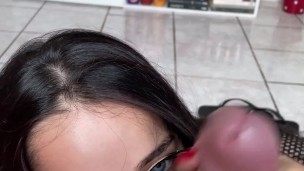 do olho azul fazendo boquete profundo desleixado no pau do Wellington Prado