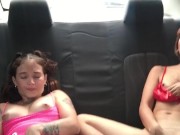 Lesbianas masturbandosen en uber camino al trabajo 11/16