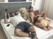 Me folo a mi mejor amiga junto a mi sugar daddy. 11/16