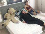 Mi madrastra me enseña a tener sexo lesbico. 1/16