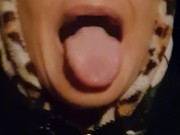 Похотливая киса хочет поиграть с чем-то сегодня ночью 12/16