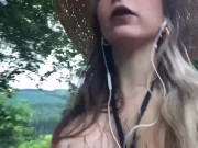 Petite française au seins tatoués balade les chiens à la campagne les seins nus 11/16