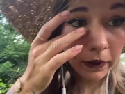 Petite française au seins tatoués balade les chiens à la campagne les seins nus 12/16