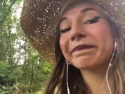 Petite française au seins tatoués balade les chiens à la campagne les seins nus 13/16