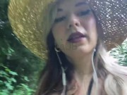 Petite française au seins tatoués balade les chiens à la campagne les seins nus 7/16