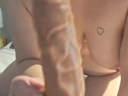 Den stora dildon i analen är skönt