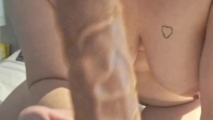 Den stora dildon i analen är skönt