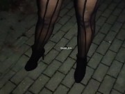 (AUDIO ITA) MOGLIE SUCCHIA CAZZI IN PUBBLICO DAVANTI AL MARITO CORNUTO - DOGGING REALE AMATORIALE 1/16