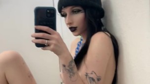 I can’t stop touching my pussy!