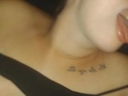 همسایه جذاب مرا در حال خودارضایی در اتاق پشت بام پیدا کرد و وارد شد و شروع به مکیدن دیکم کرد💦 15/16