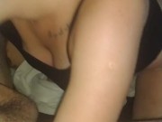 همسایه جذاب مرا در حال خودارضایی در اتاق پشت بام پیدا کرد و وارد شد و شروع به مکیدن دیکم کرد💦 3/16