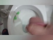 Mi masturbo e sborro pensando alla mia ex