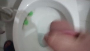 Mi masturbo e sborro pensando alla mia ex