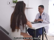 Doctor penetra por el culo a su paciente joven de 18 para curarla - Mells Blanco (Anal Teen) 2/16