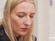 Ersties - Mit Sprühsahne macht die zierliche Nattie ihren Riesen-Dildo feucht für einen heißen Ritt 13/16