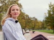 Ersties - Mit Sprühsahne macht die zierliche Nattie ihren Riesen-Dildo feucht für einen heißen Ritt 6/16