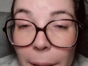 Chica se toca hasta correrse 15/16