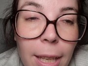 Chica se toca hasta correrse 8/16