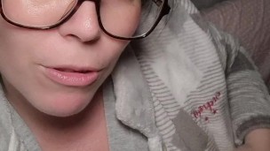 Chica se toca hasta correrse