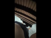 La roomie viene a pagar su mes de piso y le hacemos descuento. 1/16