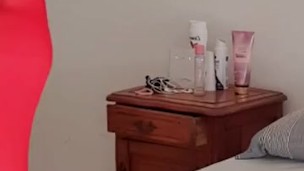 Traviesa jugando con el anillo plug masturbo su culo hermoso.