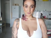 Massaggiatore porco si SCOPA questa TROIA fino a farla SQUIRTARE FORTE 4/16