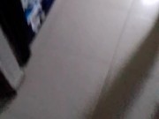 Hermosa jovencita modela su cuerpo perfecto en público. Latina con vestido corto Big ass amateur 1/16