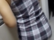 Hermosa jovencita modela su cuerpo perfecto en público. Latina con vestido corto Big ass amateur 13/16