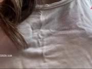 Esposa gostosa e safadinha fazendo compras sem sutiã bem à vontade 2/16