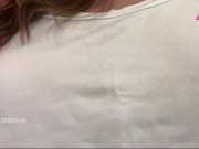 Esposa gostosa e safadinha fazendo compras sem sutiã bem à vontade 6/16