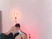 Mucama sexy queda atrapada debajo del sillon 3/16