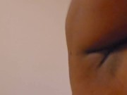 MILF ebony Cameriera brasiliana dell'hotel viene nella mia stanza e me la inculo 12/16