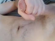 Je me masturbe dans mon lit, jouit de plaisir et éjacule partout sur mon corps, c'est tellement bon! 14/16