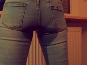 Beim Fenster putzen in die Jeans gepisst 13/16