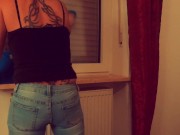 Beim Fenster putzen in die Jeans gepisst 8/16