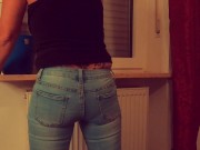 Beim Fenster putzen in die Jeans gepisst 9/16