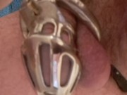 Pisciata con sorpresa, castità e plug anale 16/16