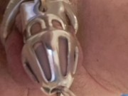 Pisciata con sorpresa, castità e plug anale 9/16