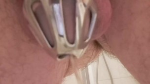 Pisciata con sorpresa, castità e plug anale