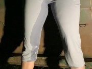 Babe drenches her yoga pants behind dumpster 16/16