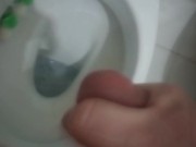 Mi masturbo e sborro dopo la doccia 13/16