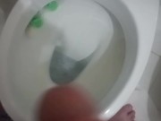 Mi masturbo e sborro dopo la doccia